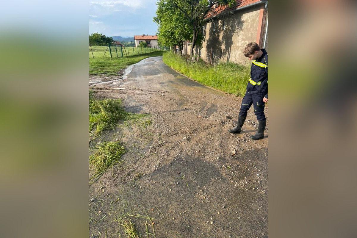 FOTO: Podpoľanie zasiahla intenzívna búrka, v Hrochoti ulice zatopila voda, foto 11
