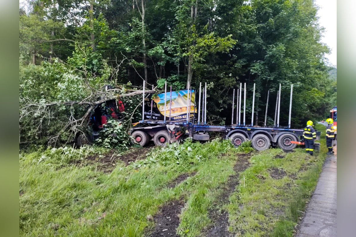 FOTO: Nehoda kamiónu medzi obcami Mýto pod Ďumbierom a Jarabá, foto 1