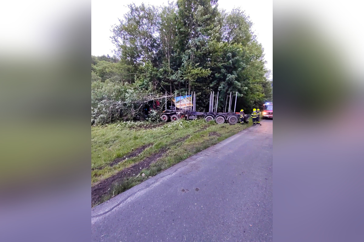 FOTO: Nehoda kamiónu medzi obcami Mýto pod Ďumbierom a Jarabá, foto 2