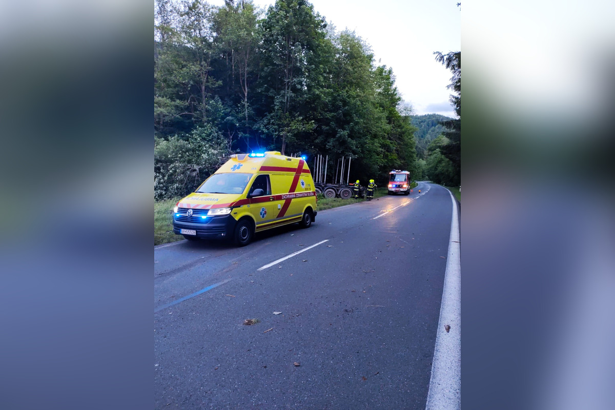 FOTO: Nehoda kamiónu medzi obcami Mýto pod Ďumbierom a Jarabá, foto 3