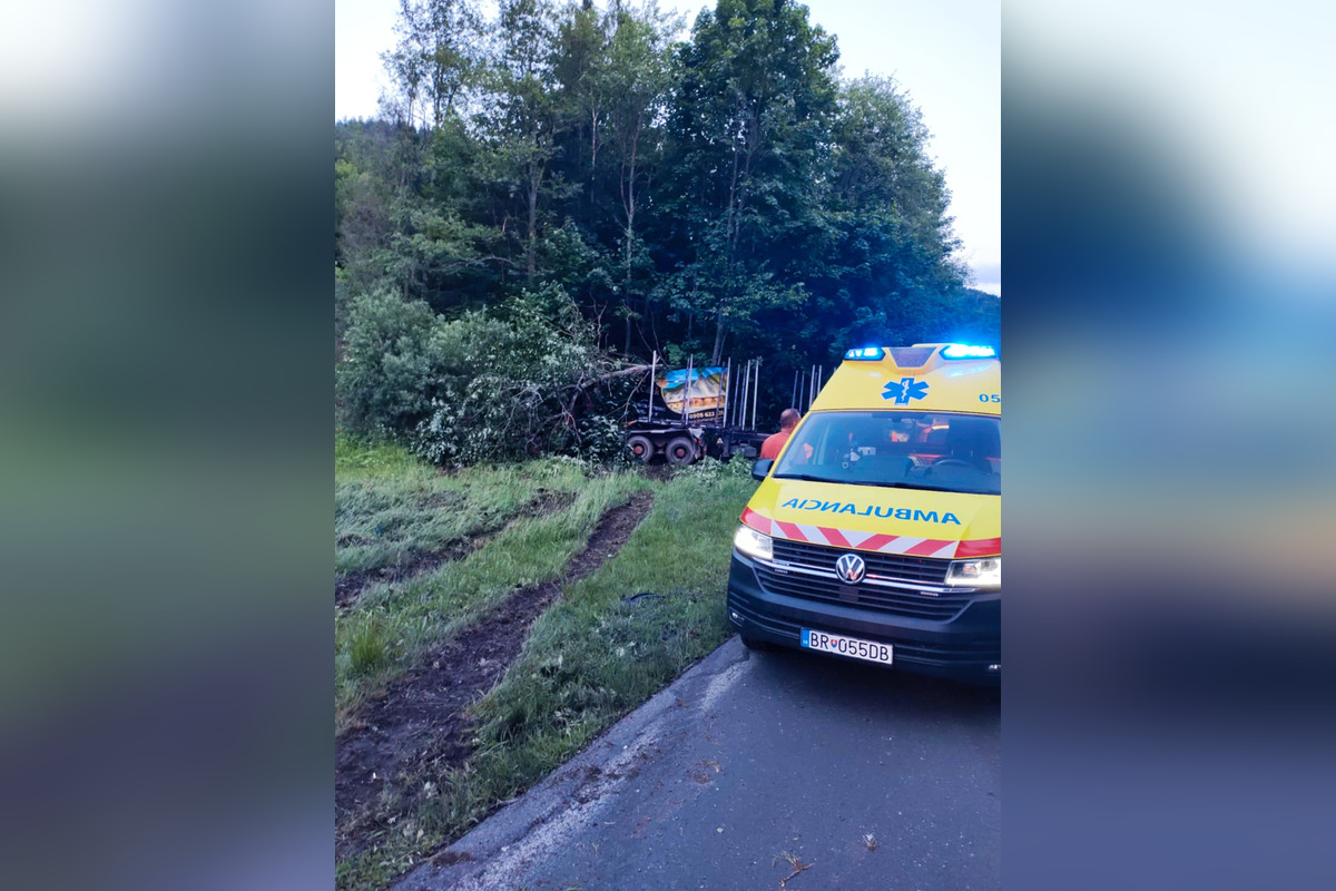 FOTO: Nehoda kamiónu medzi obcami Mýto pod Ďumbierom a Jarabá, foto 4