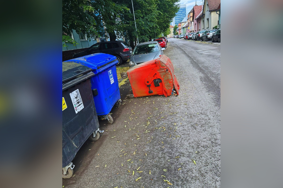 FOTO: Mladík v Bystrici prevracal smetné koše a odkopával zrkadlá na autách, foto 8