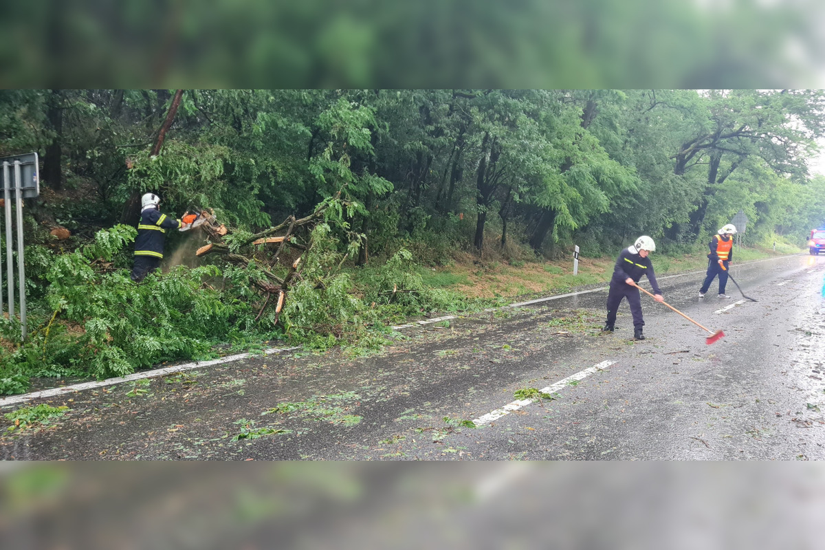 FOTO: Banskobystrický kraj zasiahli povodne, voda zatopila ulice aj pivnice, foto 1