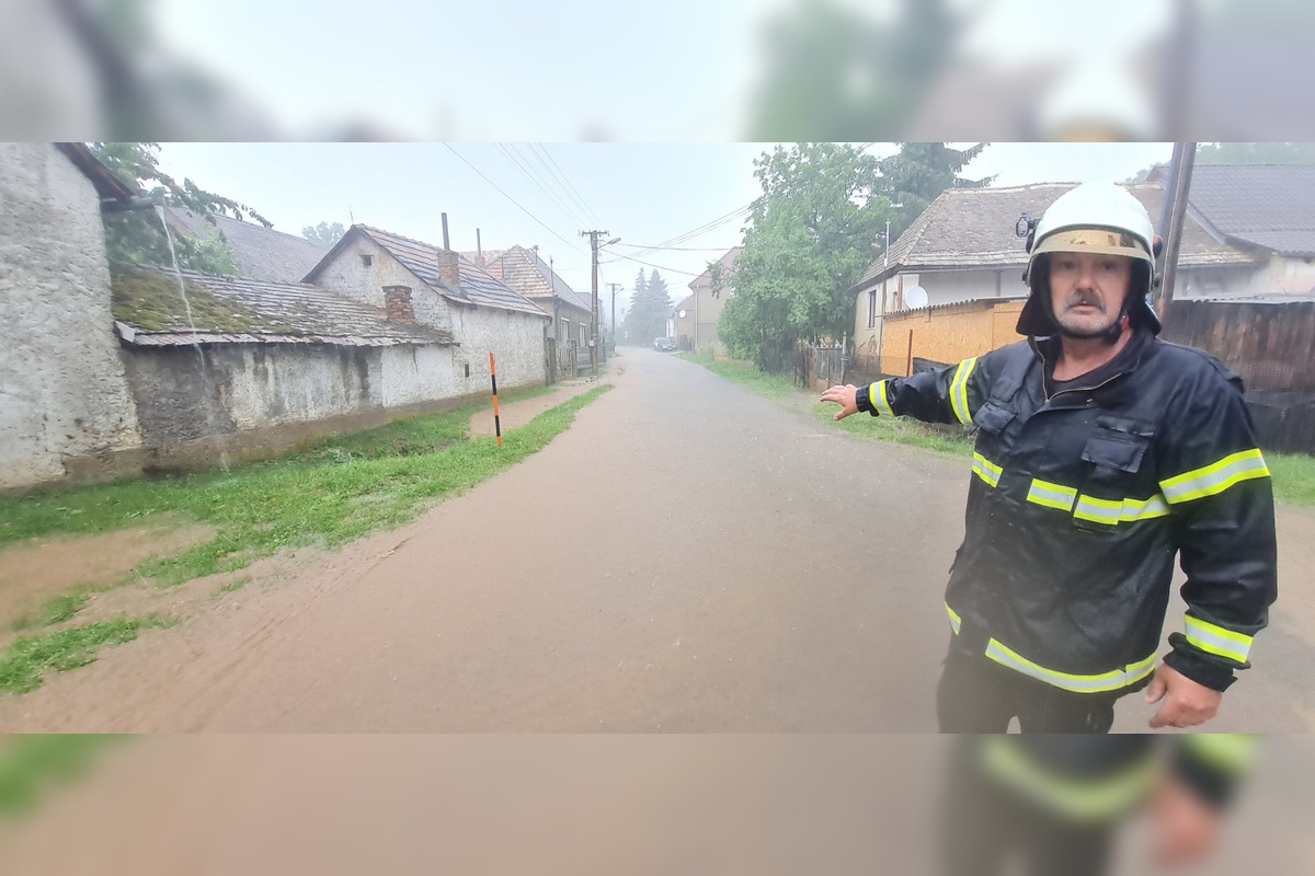 FOTO: Banskobystrický kraj zasiahli povodne, voda zatopila ulice aj pivnice, foto 3