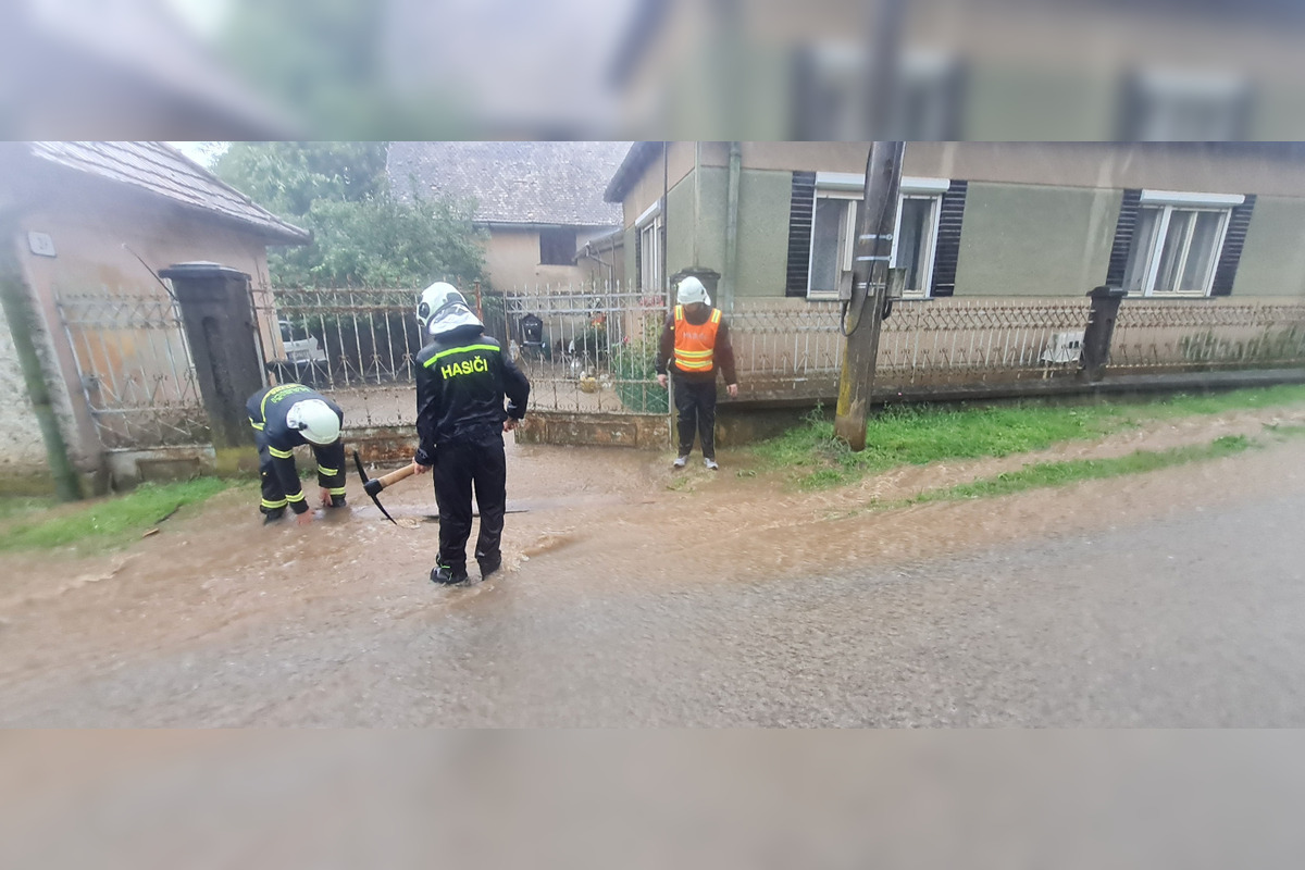 FOTO: Banskobystrický kraj zasiahli povodne, voda zatopila ulice aj pivnice, foto 6