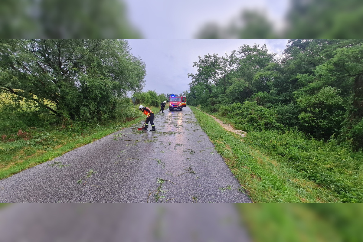 FOTO: Banskobystrický kraj zasiahli povodne, voda zatopila ulice aj pivnice, foto 8