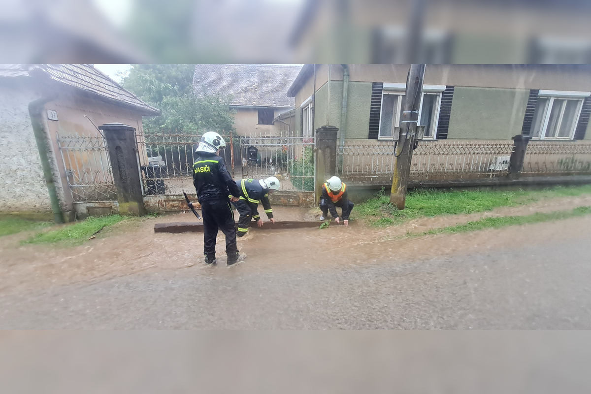 FOTO: Banskobystrický kraj zasiahli povodne, voda zatopila ulice aj pivnice, foto 9