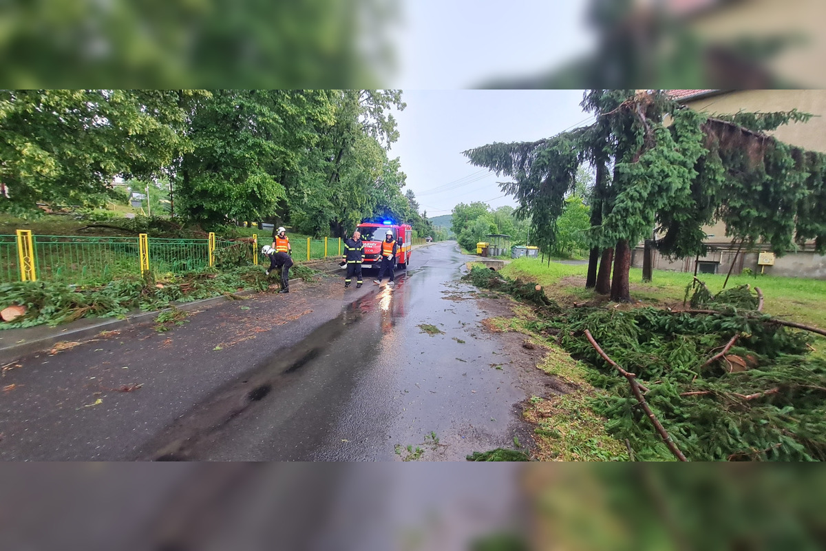 FOTO: Banskobystrický kraj zasiahli povodne, voda zatopila ulice aj pivnice, foto 10