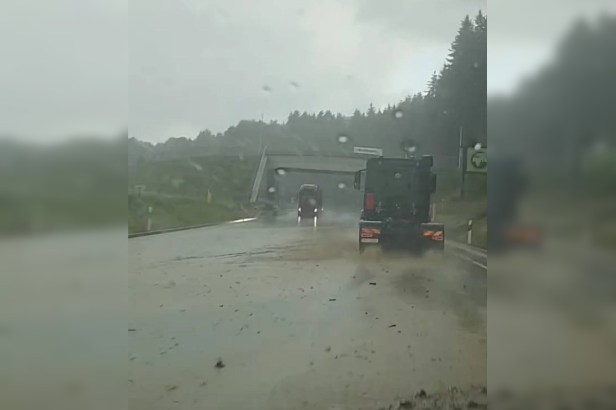 FOTO: Banskobystrický kraj zasiahli povodne, voda zatopila ulice aj pivnice, foto 12