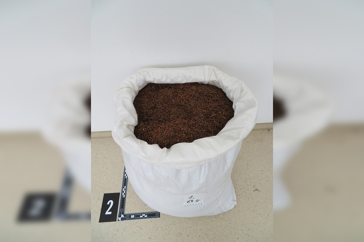 FOTO: Colníci v Tornali našli v dodávke z Poľska namiesto vrecia s tabakom, foto 1