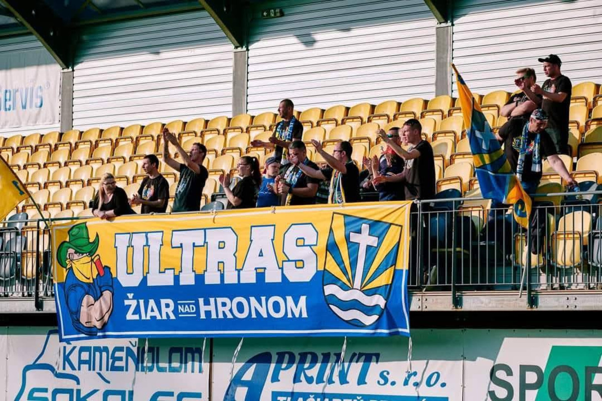 FOTO: Futbaloví fanúšikovia zo Žiaru smútia, zomrel ich člen a kamaráť Tomáš, foto 3