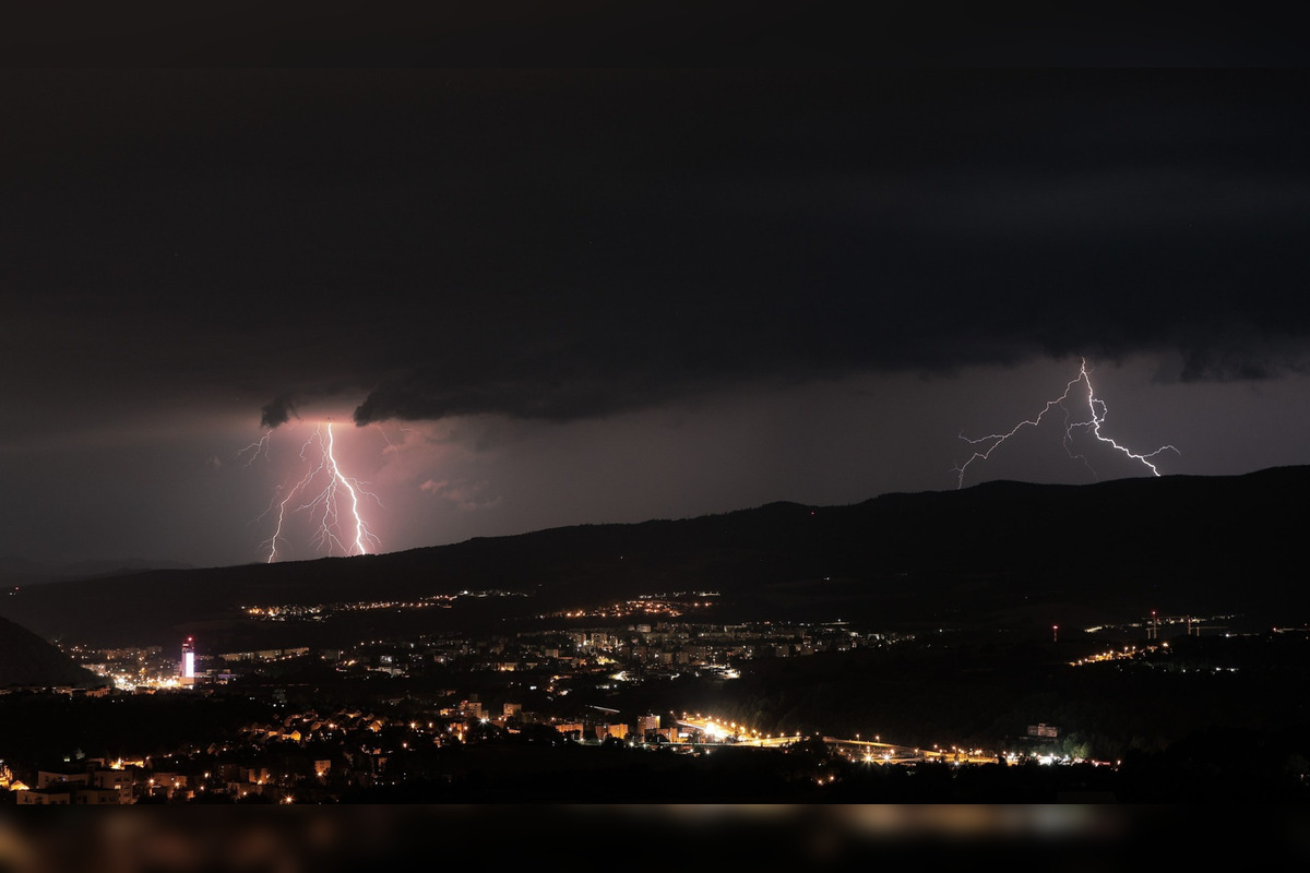 FOTO: Nad Zvolenom aj Bystricou sa blýskalo, pozrite si jedinečné zábery, foto 1