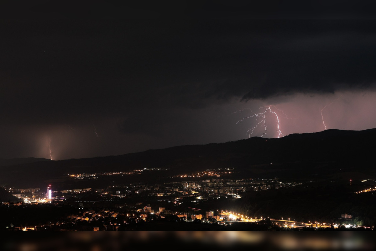 FOTO: Nad Zvolenom aj Bystricou sa blýskalo, pozrite si jedinečné zábery, foto 13