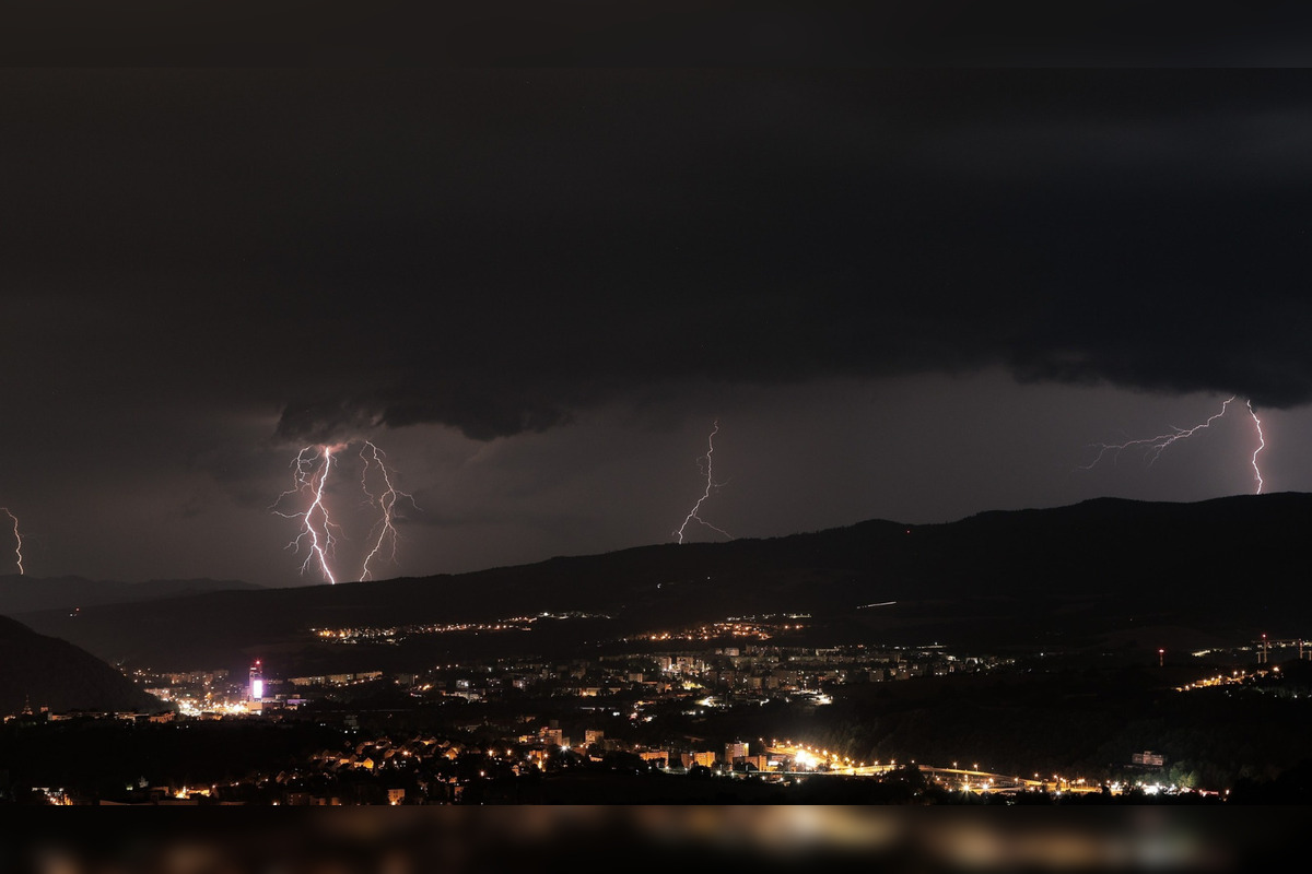 FOTO: Nad Zvolenom aj Bystricou sa blýskalo, pozrite si jedinečné zábery, foto 15