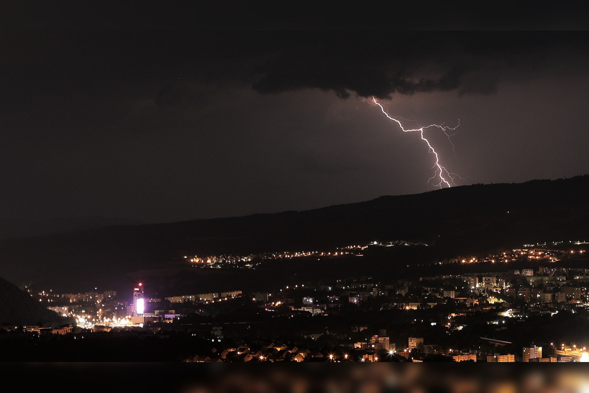 FOTO: Nad Zvolenom aj Bystricou sa blýskalo, pozrite si jedinečné zábery, foto 16