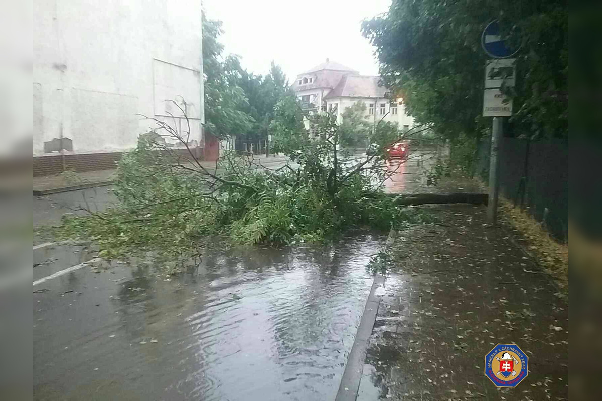 FOTO: Búrky v Banskobystrickom kraji spôsobili viaceré problémy, foto 16