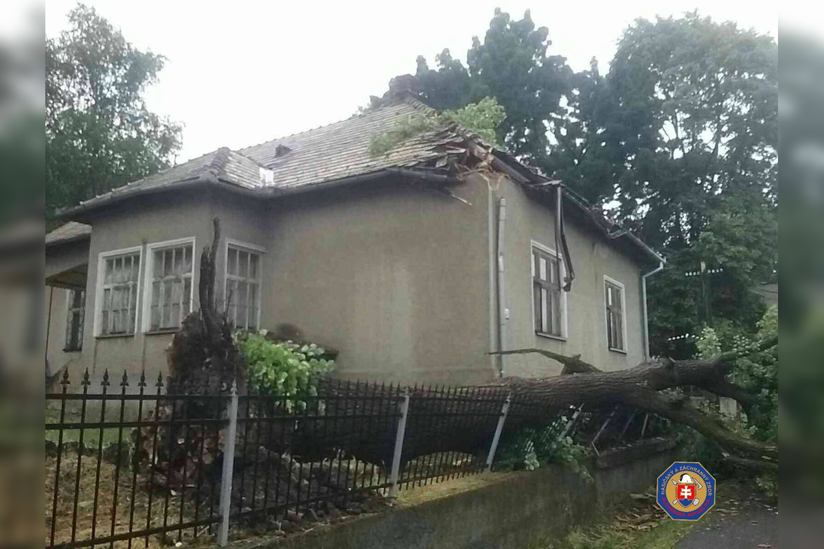 FOTO: Búrky v Banskobystrickom kraji spôsobili viaceré problémy, foto 17