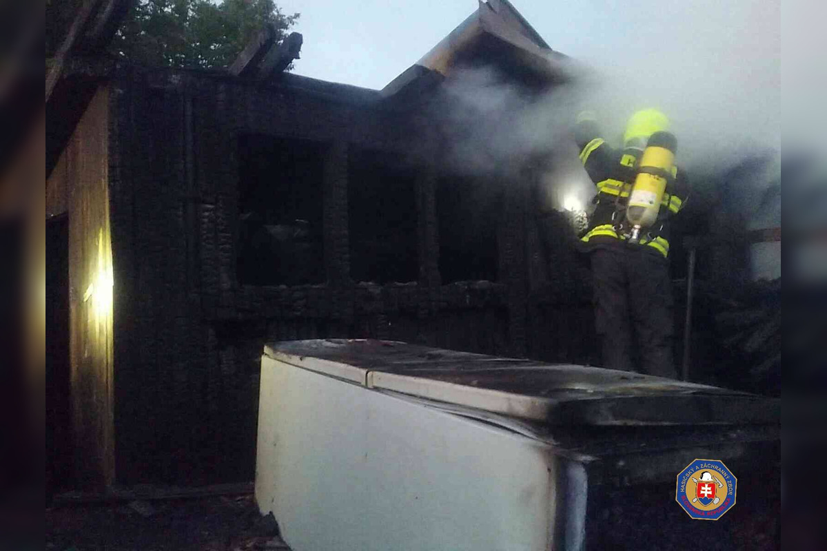 FOTO: V obci pri Žiari nad Hronom vypukol ničivý požiar, obec vyhlásila zbierku pre rodiny, foto 1