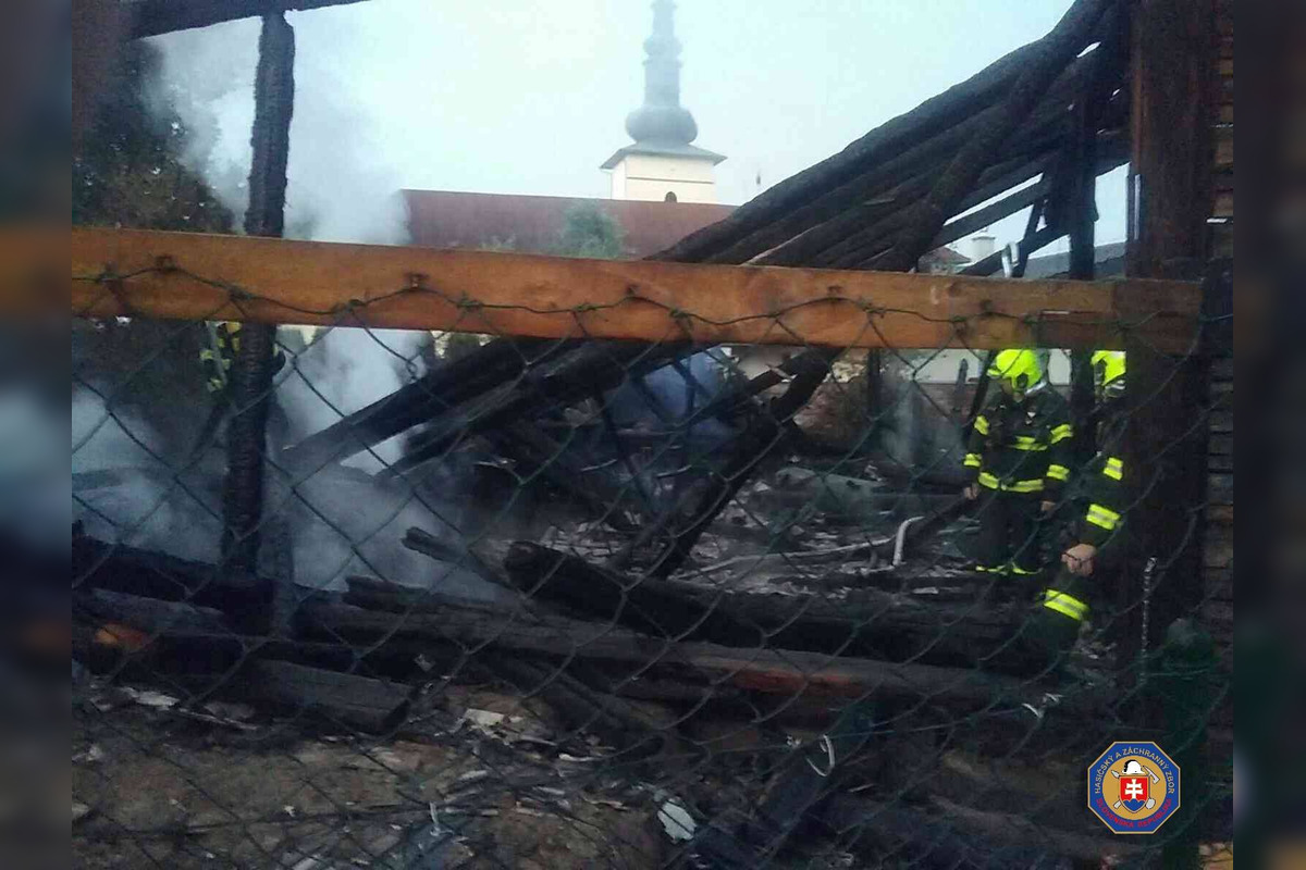 FOTO: V obci pri Žiari nad Hronom vypukol ničivý požiar, obec vyhlásila zbierku pre rodiny, foto 2