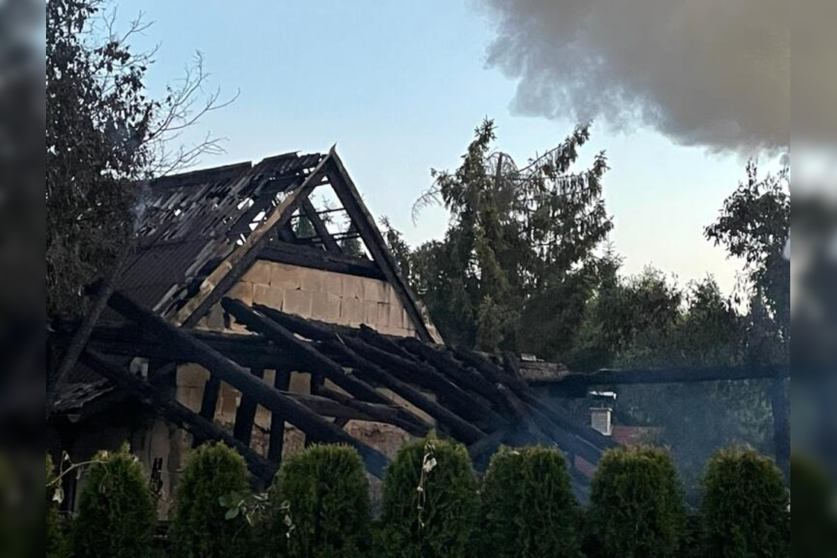 FOTO: V obci pri Žiari nad Hronom vypukol ničivý požiar, obec vyhlásila zbierku pre rodiny, foto 3