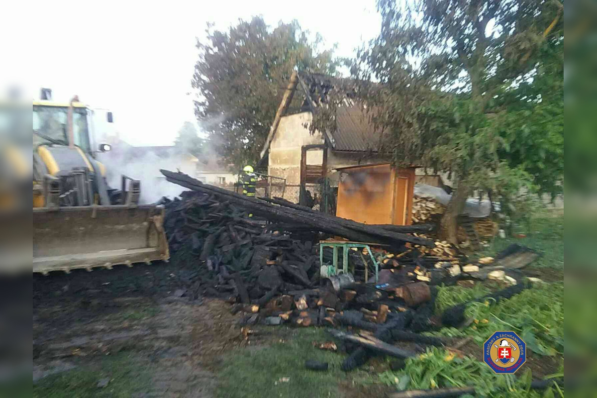 FOTO: V obci pri Žiari nad Hronom vypukol ničivý požiar, obec vyhlásila zbierku pre rodiny, foto 7