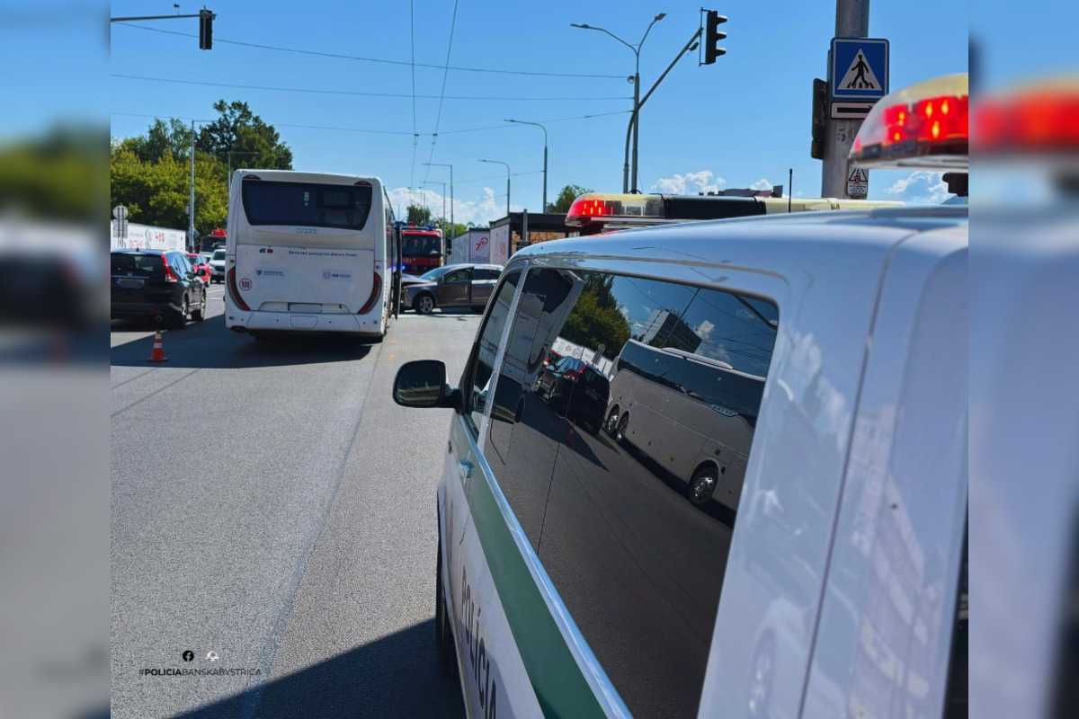 FOTO: V Banskej Bystrici sa zrazil autobus s osobným autom, foto 1