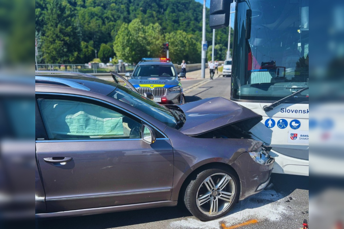 FOTO: V Banskej Bystrici sa zrazil autobus s osobným autom, foto 2