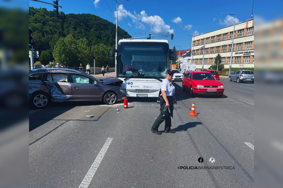 FOTO: V Banskej Bystrici sa zrazil autobus s osobným autom, foto 3