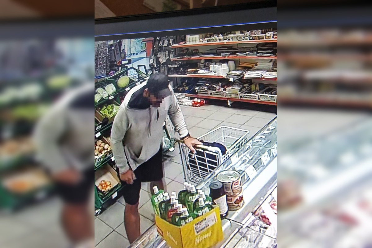 FOTO: Z obchodu pri Bystrici zlodej ukradol plný ruksak vecí, aký trik použil? , foto 1