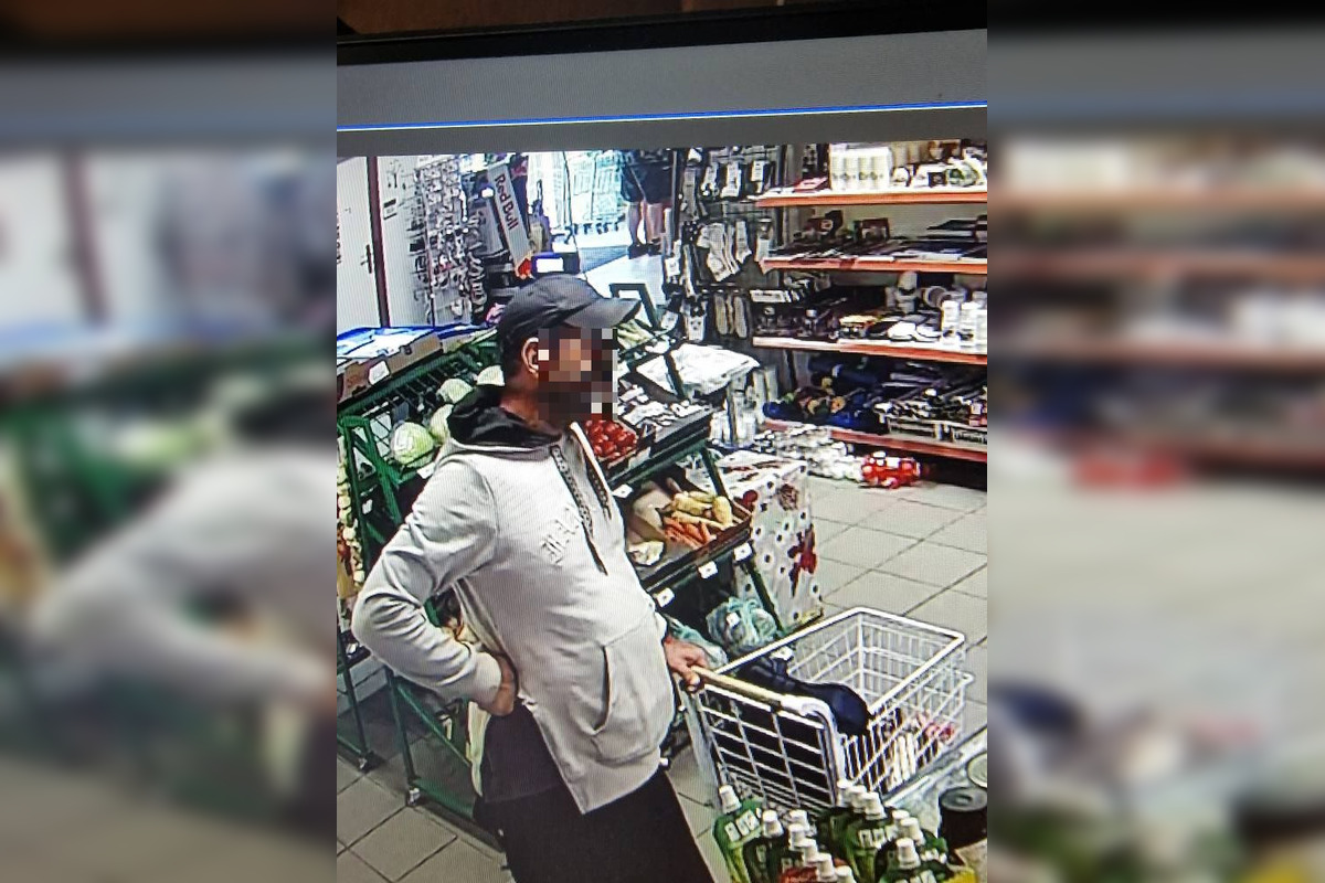 FOTO: Z obchodu pri Bystrici zlodej ukradol plný ruksak vecí, aký trik použil? , foto 2