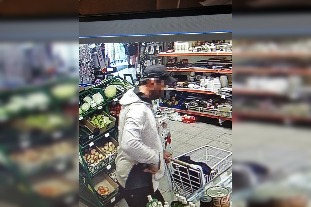 FOTO: Z obchodu pri Bystrici zlodej ukradol plný ruksak vecí, aký trik použil? , foto 3