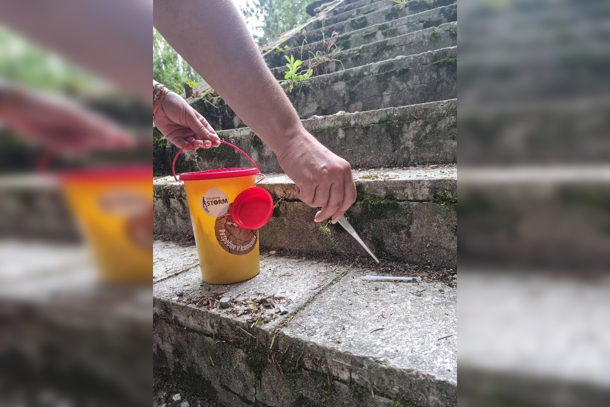 FOTO: Zbieranie použitých injekčných striekačiek vo Zvolene, foto 2