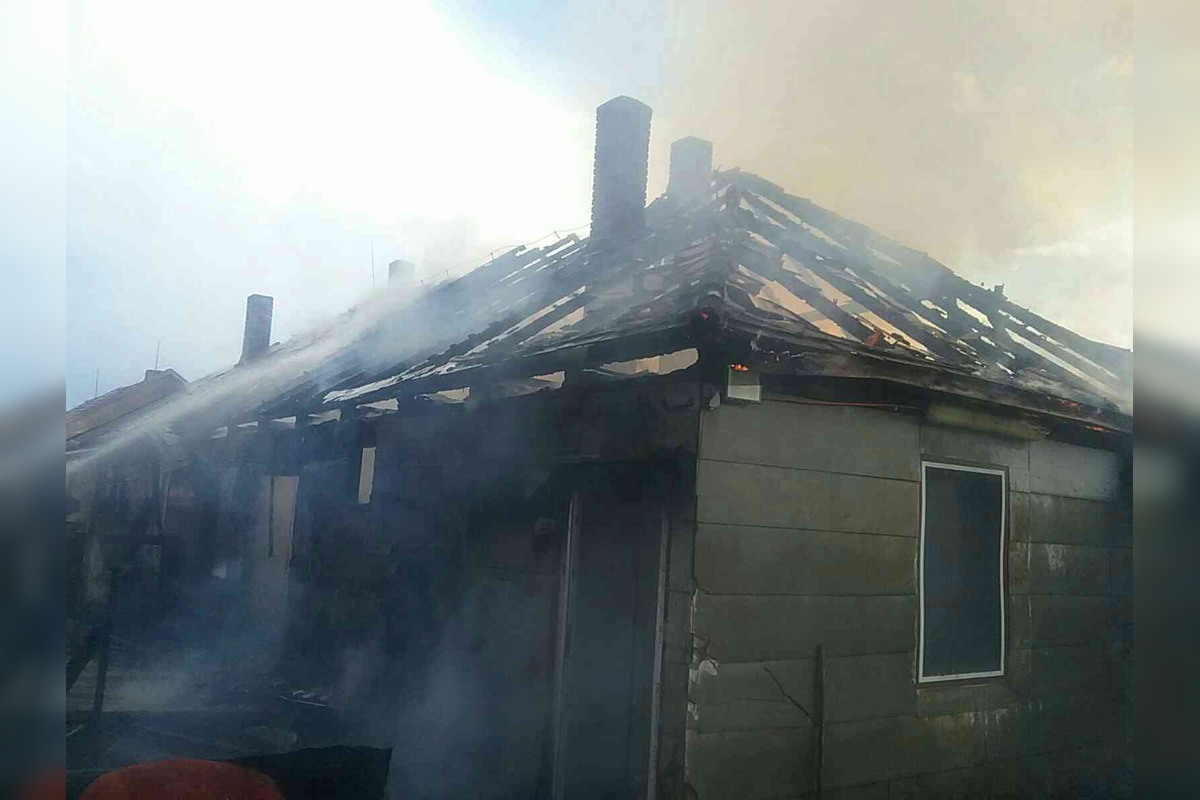 FOTO: V obci pri Rimavskej Sobote pohltili dom plamene, foto 1