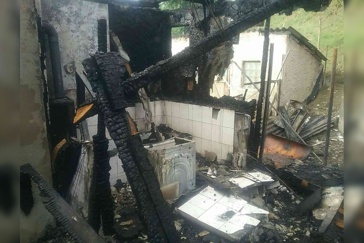 FOTO: V obci pri Rimavskej Sobote pohltili dom plamene, foto 4