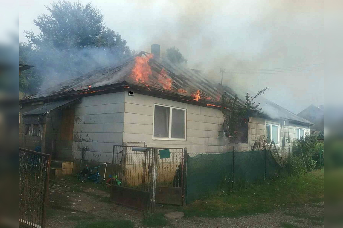 FOTO: V obci pri Rimavskej Sobote pohltili dom plamene, foto 5
