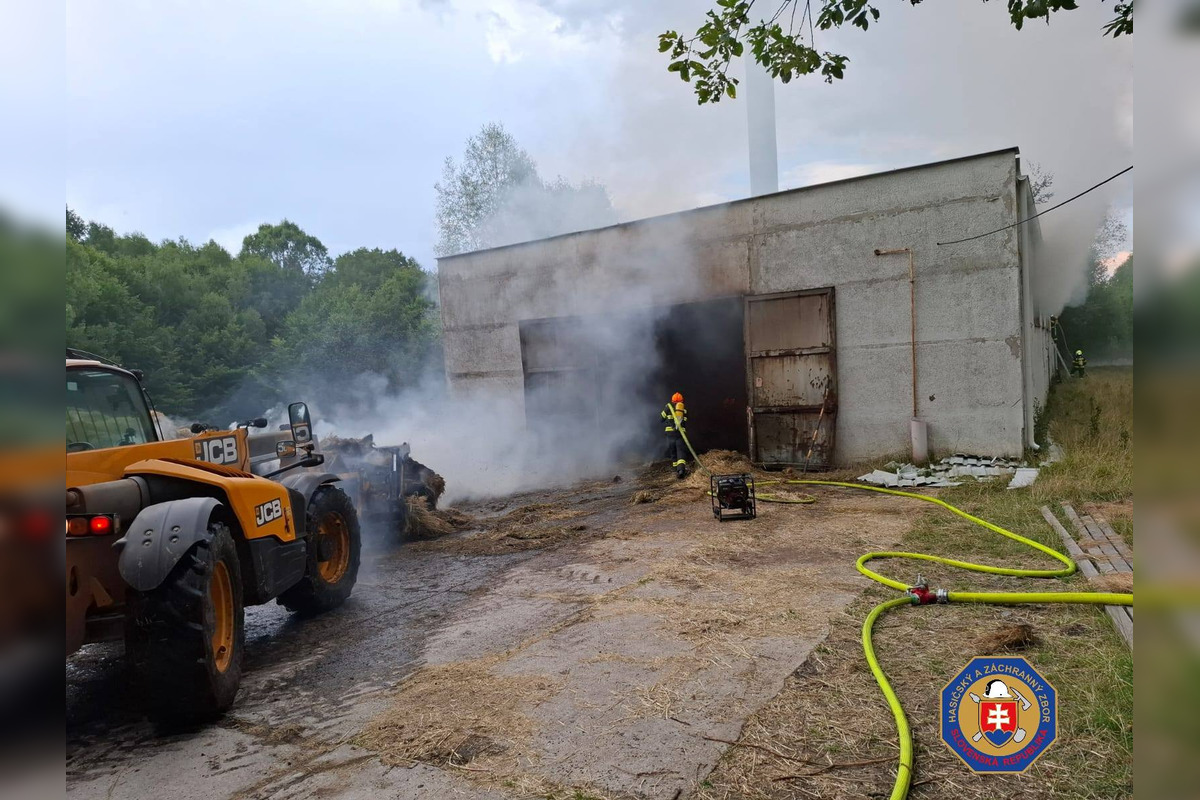 FOTO: V obci pri Zvolene horela hala plná sena, 450 balíkov hasilo až 30 hasičov, foto 1