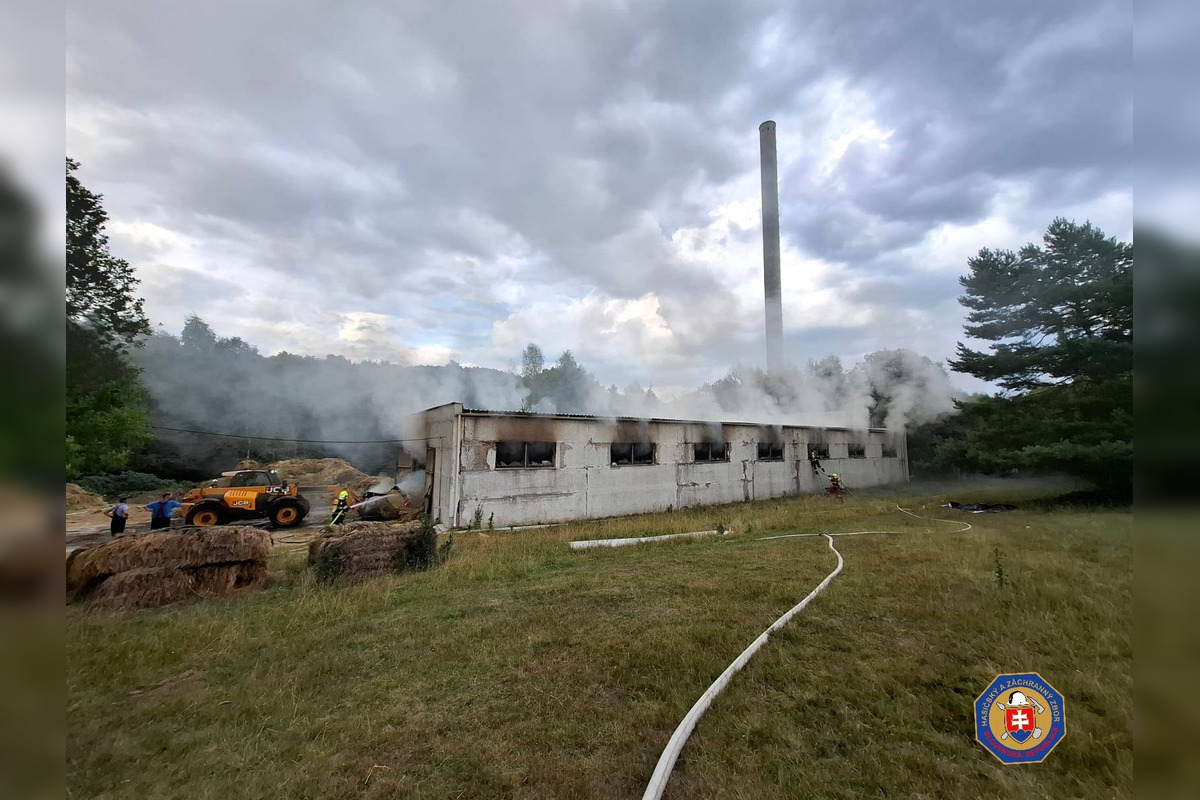 FOTO: V obci pri Zvolene horela hala plná sena, 450 balíkov hasilo až 30 hasičov, foto 2