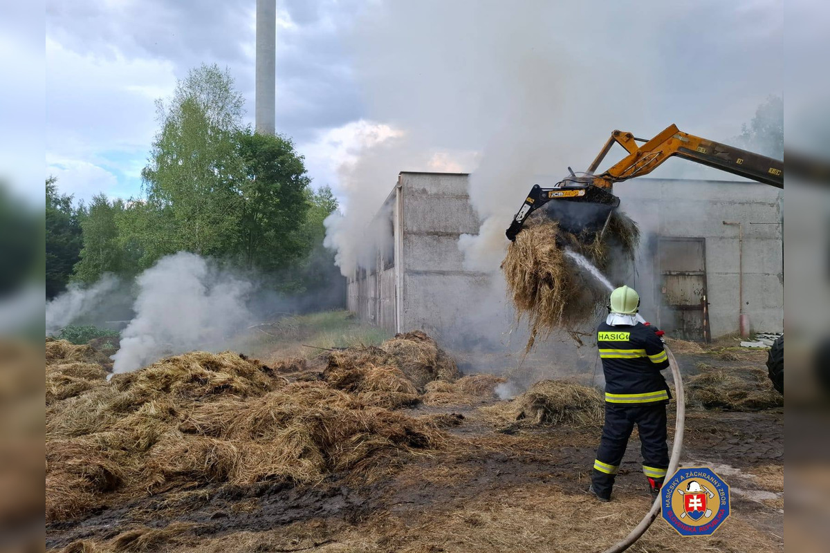 FOTO: V obci pri Zvolene horela hala plná sena, 450 balíkov hasilo až 30 hasičov, foto 3