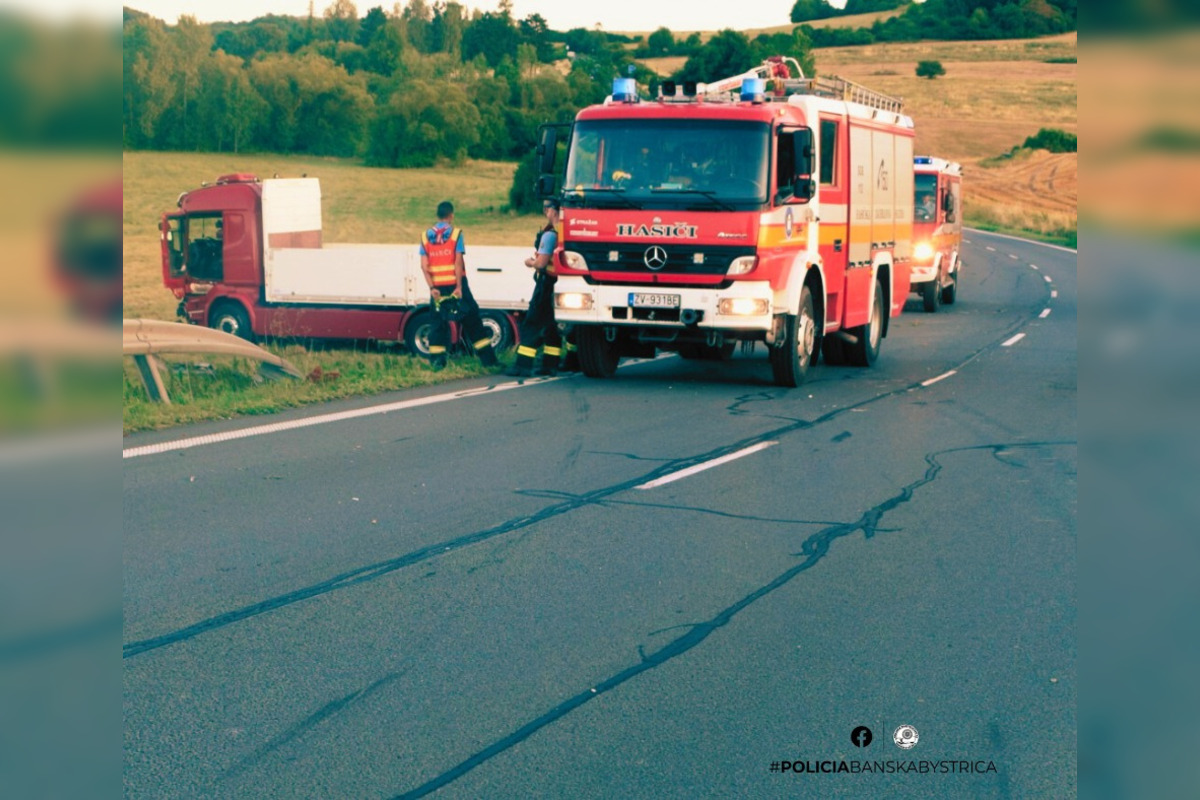 FOTO: FOTO: V Dobrej Nive pri Zvolene sa zrazili štyri autá, foto 3