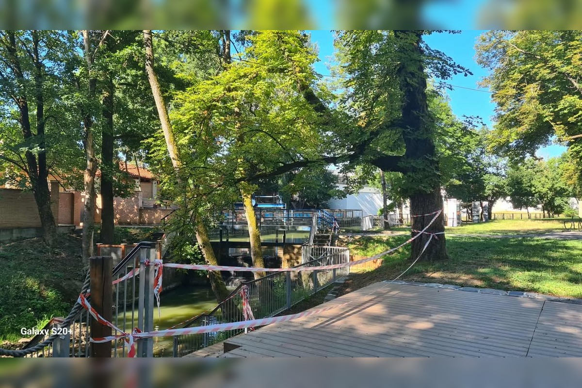 FOTO: Neskolaudované schody v mestskom parku v Lučenci, foto 1