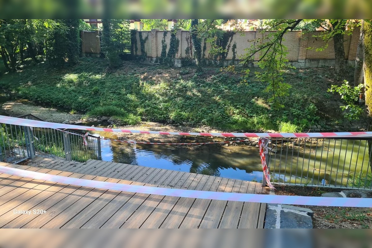 FOTO: Neskolaudované schody v mestskom parku v Lučenci, foto 2