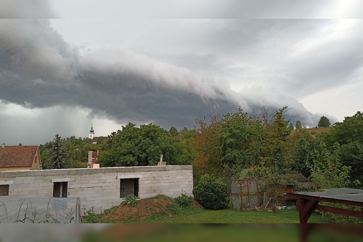 FOTO: Mraky ako z hororu. Banská Štiavnica zažila temné divadlo, foto 1