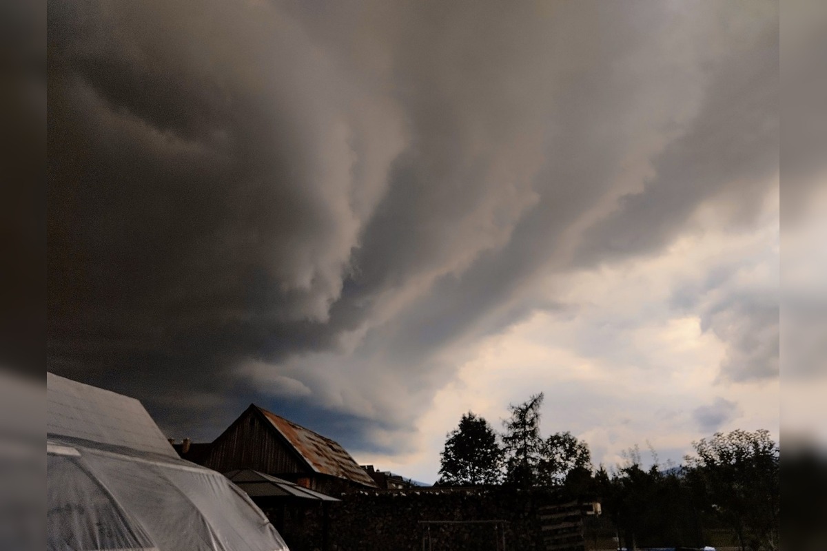 FOTO: Mraky ako z hororu. Banská Štiavnica zažila temné divadlo, foto 5