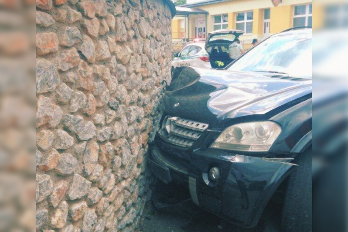 FOTO: Vodič v Brezne nafúkal 3 promile a skončil v plote domu, foto 1