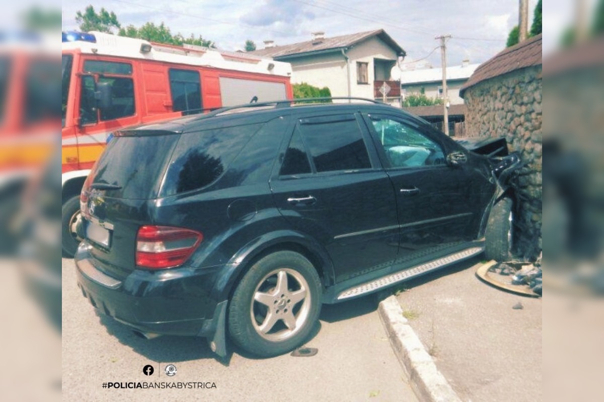 FOTO: Vodič v Brezne nafúkal 3 promile a skončil v plote domu, foto 3