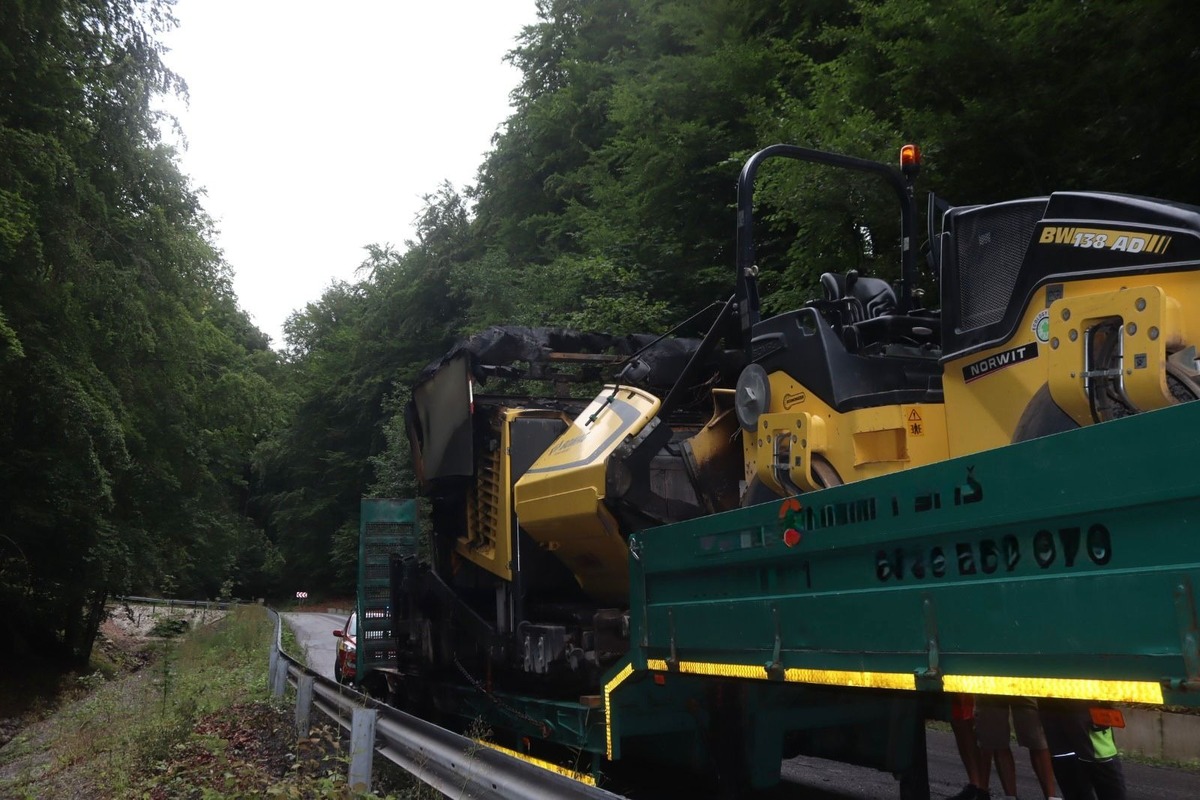 FOTO: Hasiči zasahovali pri požiari pracovného stroja pri Muráni, foto 1