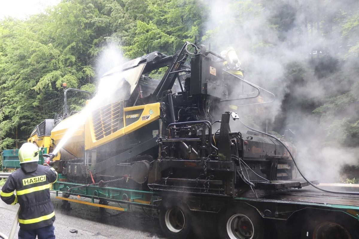 FOTO: Hasiči zasahovali pri požiari pracovného stroja pri Muráni, foto 2