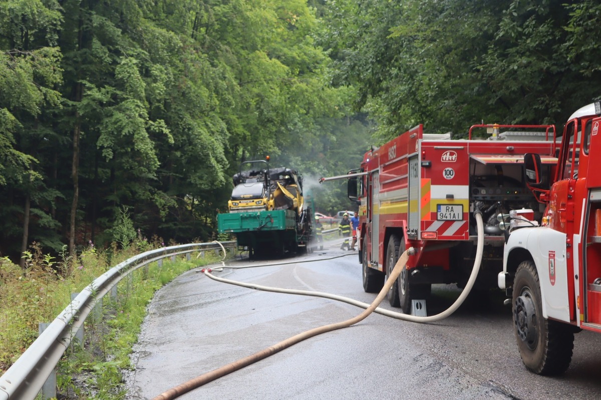 FOTO: Hasiči zasahovali pri požiari pracovného stroja pri Muráni, foto 3