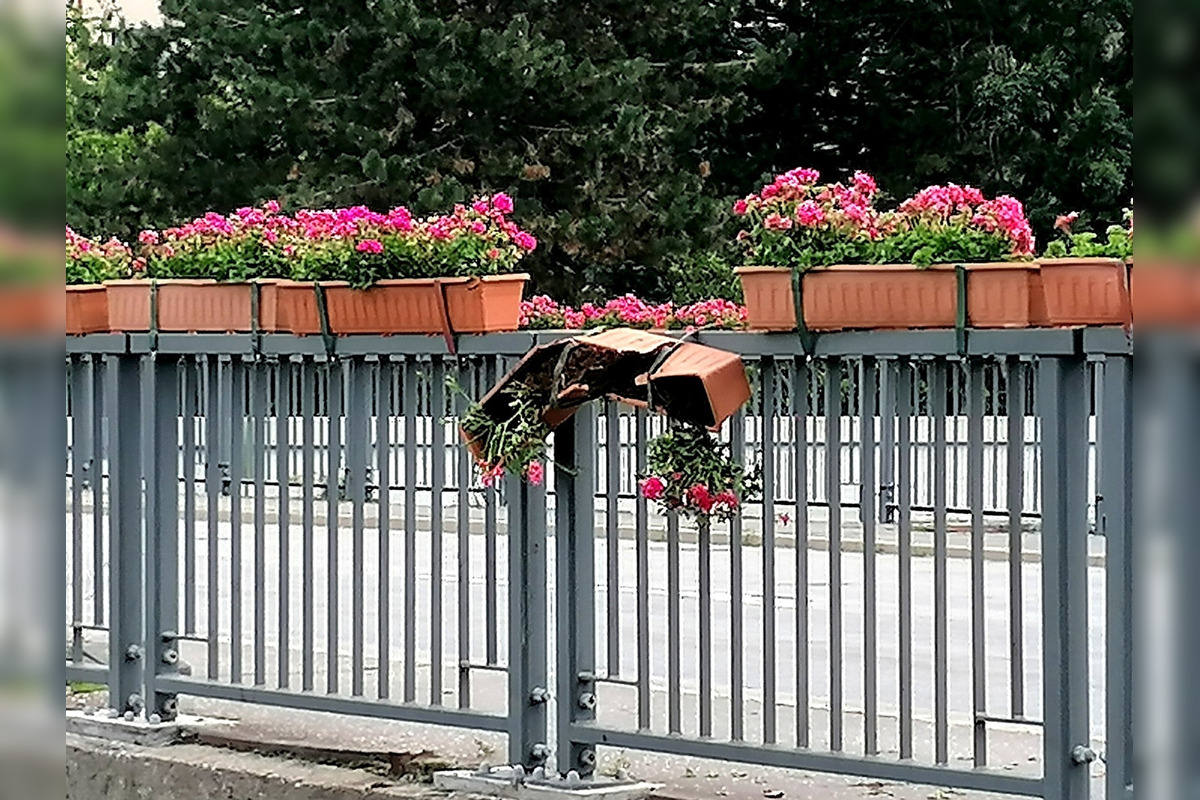 FOTO: Zničené kvetináče na moste v Banskej Bystrici, foto 1