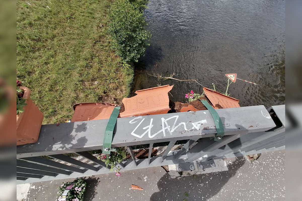 FOTO: Zničené kvetináče na moste v Banskej Bystrici, foto 5